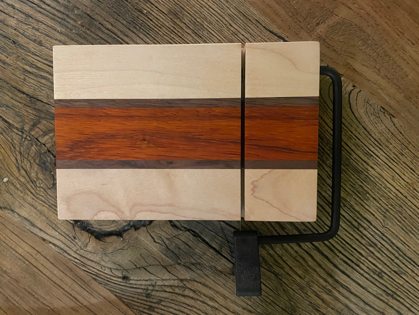 24S010 - Cheese Slicer Board