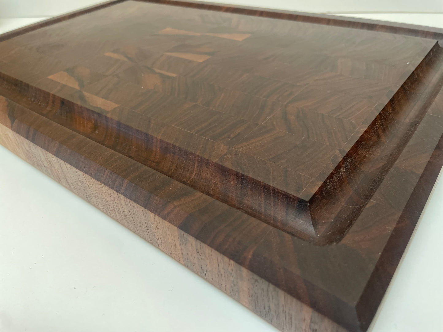 24E001 - Large End Grain Joined Walnut w/Juice Groove & Feet