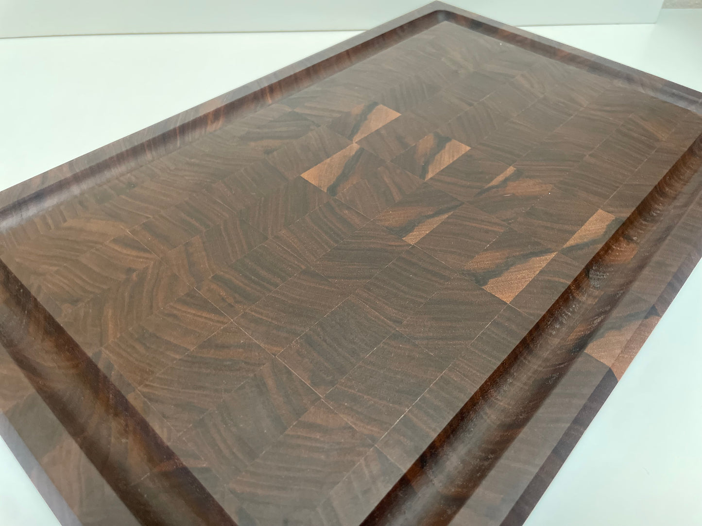 24E001 - Large End Grain Joined Walnut w/Juice Groove & Feet