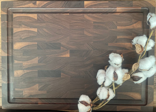 24E007 - XL End Grain Walnut with Juice Groove, Built-in Under Handles and Board Feet