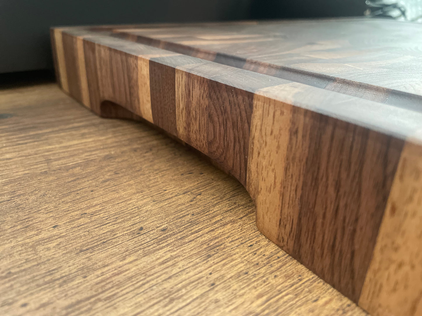 24E007 - XL End Grain Walnut with Juice Groove, Built-in Under Handles and Board Feet